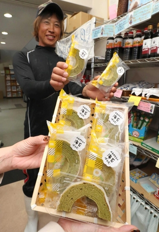 養殖ノリの粉末を使ったバウムクーヘン＝家島港ふれあいプラザ