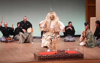 幽玄の舞が披露された薪能＝１０日夜、姫路市民会館（撮影・辰巳直之）