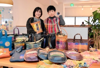 さをり織り作家の西尾香里さん（右）と、西尾さんの作品をバッグに仕立てた中野幸恵さん＝姫路市内