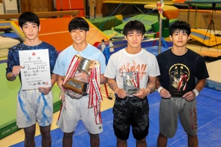 ２１年ぶりに県高校新人大会で優勝した姫路商業高校体操部のメンバー＝おさるアリーナ