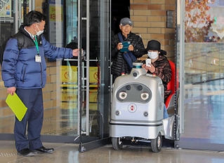 自動運転ロボットに乗車する病院利用者＝姫路市神屋町
