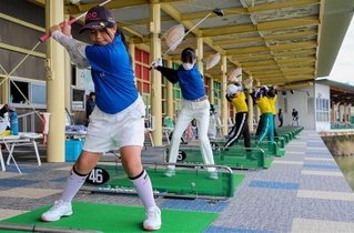 並んで練習するジュニアスクールの生徒たち＝姫路市豊富町豊富
