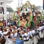 勇壮に屋台を練る氏子ら＝恵美酒神社