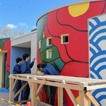 桜山公園のトイレに絵を描く姫路工業高校の生徒＝姫路市太市中