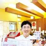 調理のポイントや基礎知識なども丁寧に記したレシピ本を出した真砂大輔さん＝姫路市野里