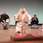 幽玄の舞が披露された薪能＝１０日夜、姫路市民会館（撮影・辰巳直之）