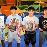 ２１年ぶりに県高校新人大会で優勝した姫路商業高校体操部のメンバー＝おさるアリーナ