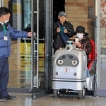 自動運転ロボットに乗車する病院利用者＝姫路市神屋町