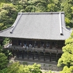 京都・清水寺と同じ構造の「懸造り」が特徴の円教寺摩尼殿＝姫路市書写（ドローンで撮影）