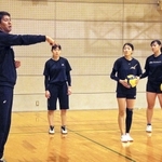 姫路独協大の女子バレーボール部を指導する山本隆弘さん＝姫路市上大野７
