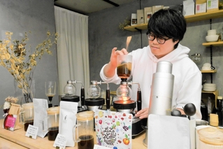 サイホンでコーヒーを抽出するクウハクコーヒーの寳和輝さん＝姫路市本町