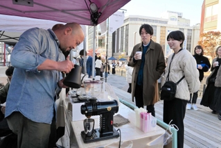 ＪＲ姫路駅前で開かれたイベント。来場者がコーヒーの飲み比べを楽しんだ＝姫路市駅前町