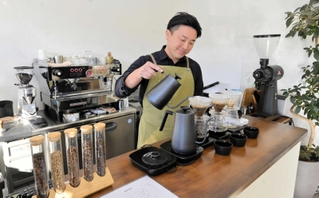 自家焙煎のコーヒーを入れるリグリーンコーヒーの大樫信二さん＝姫路市勝原区宮田
