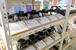リグリーンコーヒー店内には自家焙煎のコーヒーが常時１１種類並び、試飲もできる＝姫路市勝原区宮田