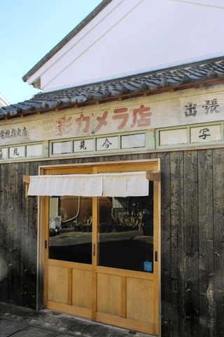 カフェの入り口には、カメラ店だった名残がある＝姫路市網干区新在家