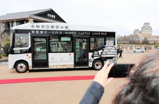 姫路城ループバスに導入される新型の電気バス＝姫路市本町