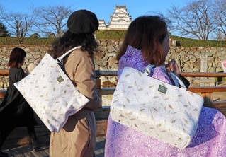 姫路の革を使い、高砂染の柄をあしらったバッグ＝姫路市本町