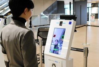 顔の画像データの登録や認証をする専用端末。５秒ほどで登録ができるという＝京都競馬場（グローリー提供）