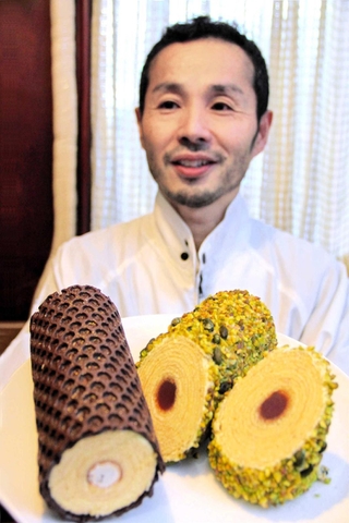 クリスマスイベントの会場限定で販売する「書写　千年杉」と内藤裕さん＝姫路市西八代町