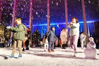 人工雪が舞う広場で大はしゃぎの子どもたち＝姫路市神屋町、アクリエひめじ