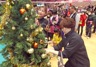 ファンと交流しながらクリスマスツリーを飾り付けるヴィクトリーナ姫路の選手ら＝いずれも姫路市西延末、ヴィクトリーナ・ウインク体育館