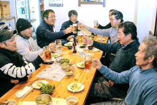 街に戻ってきた忘年会。仕事仲間や友人との「かんぱーい」が店内に響く＝姫路市豊沢町