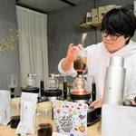 サイホンでコーヒーを抽出するクウハクコーヒーの寳和輝さん＝姫路市本町