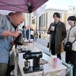 ＪＲ姫路駅前で開かれたイベント。来場者がコーヒーの飲み比べを楽しんだ＝姫路市駅前町