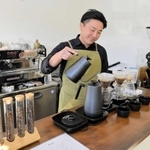 自家焙煎のコーヒーを入れるリグリーンコーヒーの大樫信二さん＝姫路市勝原区宮田