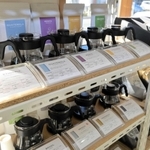リグリーンコーヒー店内には自家焙煎のコーヒーが常時１１種類並び、試飲もできる＝姫路市勝原区宮田
