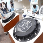 １１月に姫路お城まつりで披露された世界遺産登録３０周年記念のマンホールふた＝姫路市本町（撮影・辰巳直之）