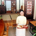 歴史ある町家をカフェに再生した舘麻由さん。食材にこだわったメニューを提供する＝姫路市網干区新在家