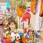 リースと造花松で松飾りを作った任和子さん＝姫路市東延末３
