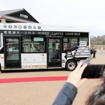 姫路城ループバスに導入される新型の電気バス＝姫路市本町