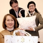 姫路の革を使い、高砂染の柄をあしらったバッグをアピールする金田美穂さん（手前）、一丞しゅんさん（奥右）、尾崎高弘さん＝姫路市本町、好古園