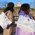 姫路の革を使い、高砂染の柄をあしらったバッグ＝姫路市本町