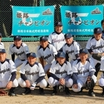 県還暦軟式野球連盟の還暦リーグを制した姫路チャンピオンの還暦チーム＝姫路市飾磨区中島