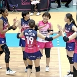 Ｖリーグ２部で無敗の戦いを続けるヴィクトリーナ姫路の選手たち＝１０月２８日、たつの市立龍野体育館