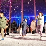 人工雪が舞う広場で大はしゃぎの子どもたち＝姫路市神屋町、アクリエひめじ