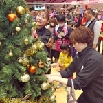 ファンと交流しながらクリスマスツリーを飾り付けるヴィクトリーナ姫路の選手ら＝いずれも姫路市西延末、ヴィクトリーナ・ウインク体育館