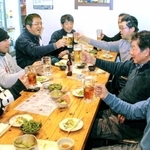 街に戻ってきた忘年会。仕事仲間や友人との「かんぱーい」が店内に響く＝姫路市豊沢町