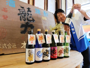代表銘柄の龍力シリーズをＰＲする本田龍祐社長＝姫路市網干区高田