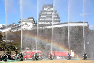 消防隊員による一斉放水。姫路城の前に虹が架かった＝姫路市本町