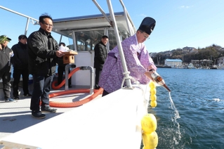 一年の豊漁や海上安全を祈願した「神権祭り」＝姫路市家島町の坊勢島沖