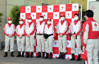 被災地への出発を前に、岡田裕之院長（右端）から激励の言葉をかけられる姫路赤十字病院の救護班メンバー＝姫路市下手野