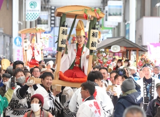福娘をかごに乗せ、市街地を練り歩いた宝恵駕籠行列＝姫路市二階町