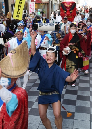 華やかな踊りで沿道を盛り上げた「謡囃子」＝姫路市二階町