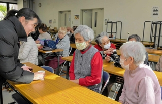 茶会に集まった地域住民と触れ合う高校生（左）ら＝姫路市飾磨区妻鹿