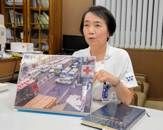 震災当日に救護活動で赴いた旧神戸赤十字病院の様子について語る駒田香苗さん＝姫路市下手野