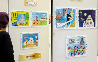 「世界遺産姫路城マラソン」を題材とした絵画が並ぶ会場＝姫路市大津区大津町２